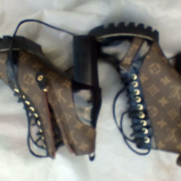 Louis Vuitton - Picture 5 of 5